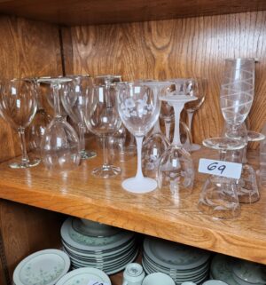 m69- Shelf of glassware - Image 1