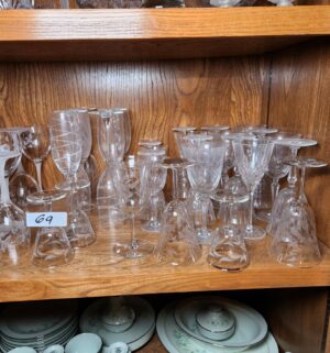m69- Shelf of glassware - Image 2