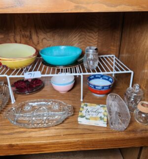 m71- shelf of misc dishes - Image 1