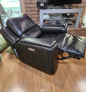 m82- Flexsteel Home Electric Recliner w/ USB Ports. Amazing Condition - Image 4