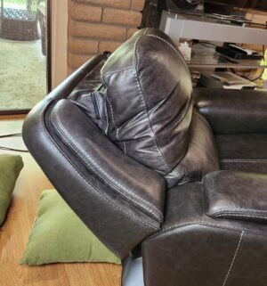m82- Flexsteel Home Electric Recliner w/ USB Ports. Amazing Condition - Image 5