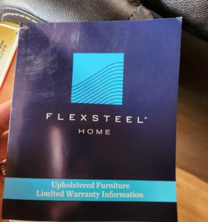 m82- Flexsteel Home Electric Recliner w/ USB Ports. Amazing Condition - Image 7