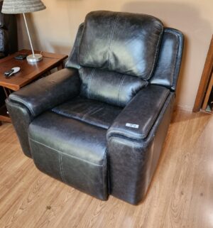 m89- Flexsteel Home Electric Recliner w/ USB Ports. Amazing Condition - Image 1