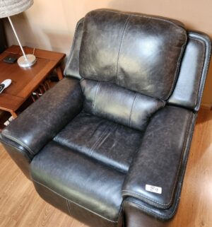 m89- Flexsteel Home Electric Recliner w/ USB Ports. Amazing Condition - Image 2