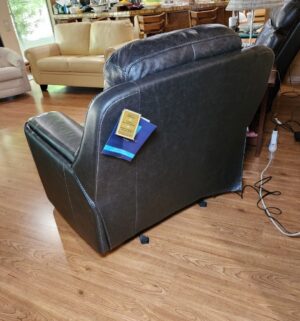 m89- Flexsteel Home Electric Recliner w/ USB Ports. Amazing Condition - Image 3