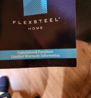 m89- Flexsteel Home Electric Recliner w/ USB Ports. Amazing Condition - Image 4