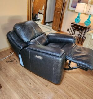 m89- Flexsteel Home Electric Recliner w/ USB Ports. Amazing Condition - Image 6