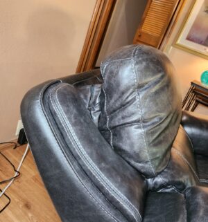 m89- Flexsteel Home Electric Recliner w/ USB Ports. Amazing Condition - Image 7