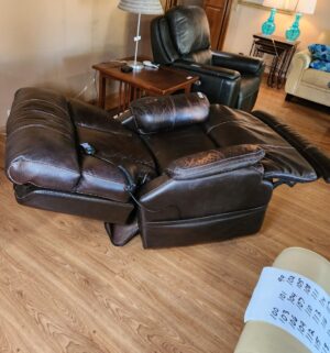 m92- Flexsteel Electric Recliner w/ Lumbar Support. Fading can be re-stained. - Image 5