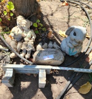 o5- Plastic Garden Art Items