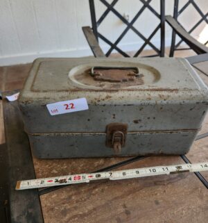 o22- Vintage Tackle Box