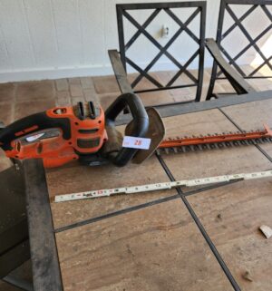 o28- Black & Decker Corded Trimmer. Tested/works