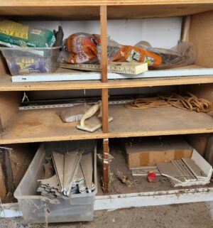 o46- contents of the cabinet - Image 3