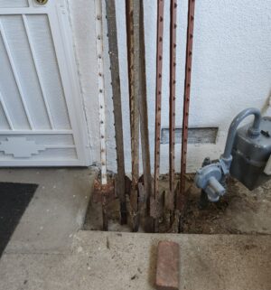 o48- Garden Posts. 5ft & 7ft