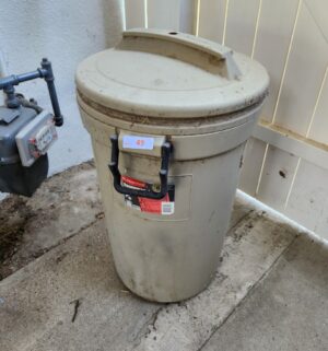 o49- Rubbermaid trash can