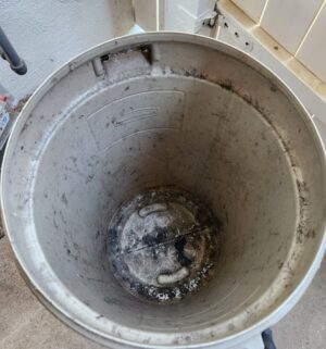 o49- Rubbermaid trash can - Image 3
