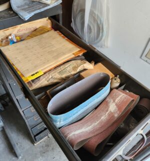 o62- contents of the cabinet - Image 3
