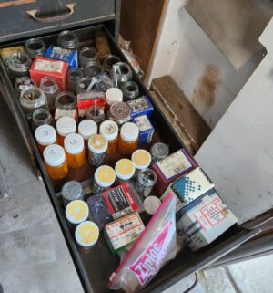o62- contents of the cabinet - Image 4