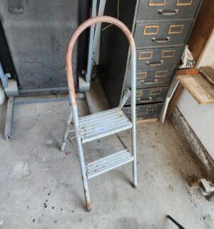 o63- vintage step ladder
