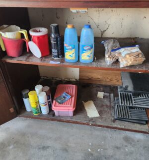 o79- contents of the bottom cabinet