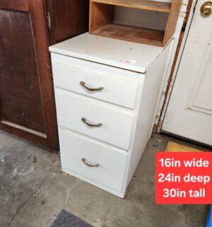 o84- 3 drawer dresser w/ contents