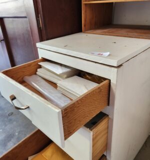 o84- 3 drawer dresser w/ contents - Image 3