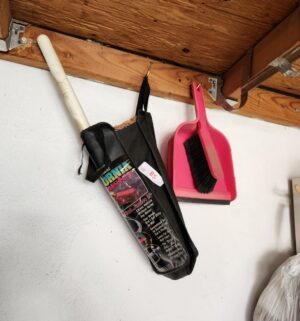 o85- car duster, dust pan