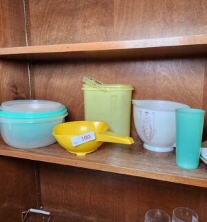 o100- vintage tupperware items