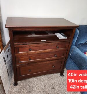 o127- Newer Media Dresser