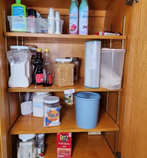 o136- contents of the kitchen pantry