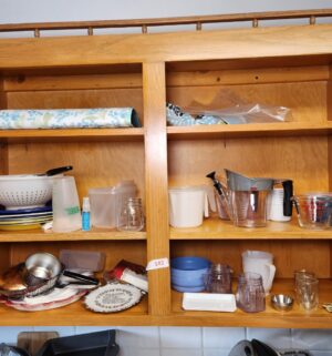 o142- contents of kitchen cabinets