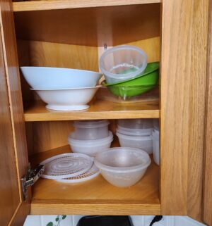 o142- contents of kitchen cabinets - Image 3