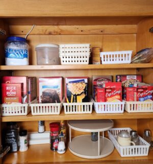 o142- contents of kitchen cabinets - Image 4