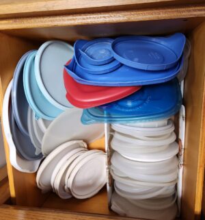 o142- contents of kitchen cabinets - Image 5