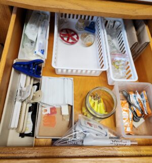 o142- contents of kitchen cabinets - Image 6