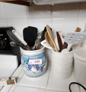 o148- utensils w/ holders