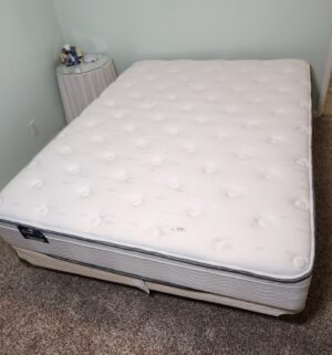 o179- Queen Simmons Beauty Sleep Mattress set w/ frame