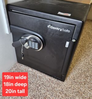 o186- Sentry Safe w/ key and manual