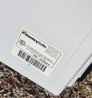 o186- Sentry Safe w/ key and manual - Image 3