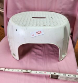 o228- Sterilite Step