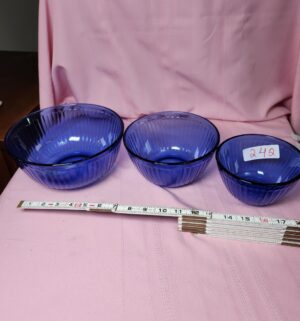 o242- blue pyrex bowl set
