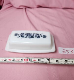 o253- Pyrex Old Town Blue Onion Butter Dish