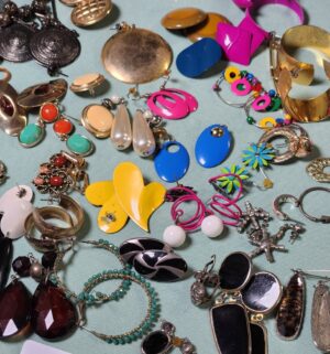 v60- Collection of vintage fashion earrings - Image 3
