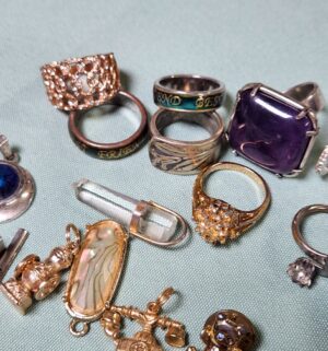 v64- Vintage Rings, Pins, tie pins, misc jewelry - Image 3