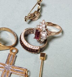 v64- Vintage Rings, Pins, tie pins, misc jewelry - Image 4