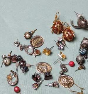 v71- vintage earrings - Image 3