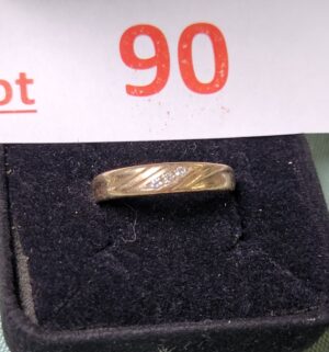 v90- 10k gold ring w/ 3 diamonds