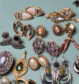 v94- vintage earring collection - Image 3