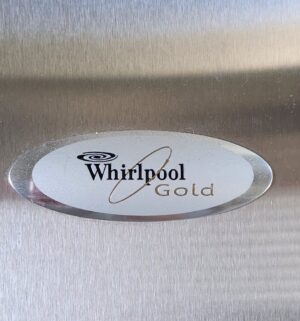 w31- Whirlpool Gold Refrigerator in kitchen. Plugged in and runs. Needs to cleaned. Not hooked up to water. Keeps proper temp - Image 3