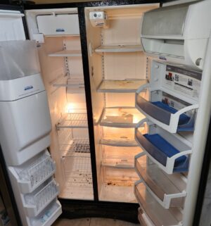 w31- Whirlpool Gold Refrigerator in kitchen. Plugged in and runs. Needs to cleaned. Not hooked up to water. Keeps proper temp - Image 4
